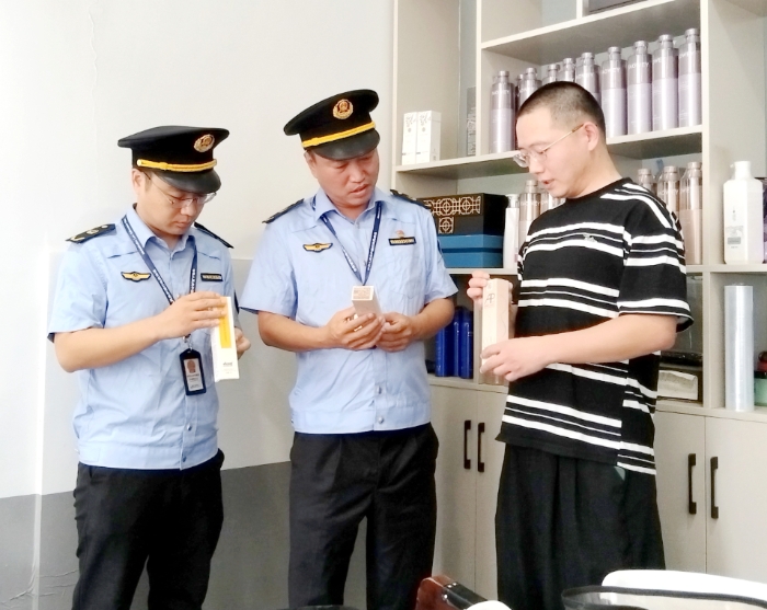 圖為該局執(zhí)法人員檢查轄區(qū)某理發(fā)店使用的染發(fā)類化妝品。