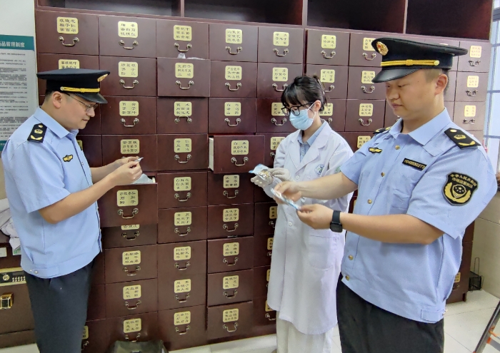 圖為該局執(zhí)法人員對(duì)一家診所經(jīng)營(yíng)的中藥飲片進(jìn)行檢查。（孫建新 湯宏海 攝）