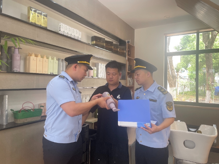 圖為該局執(zhí)法人員在一家美容美發(fā)店檢查洗護用品。（孫建新 胡紅鈺攝）