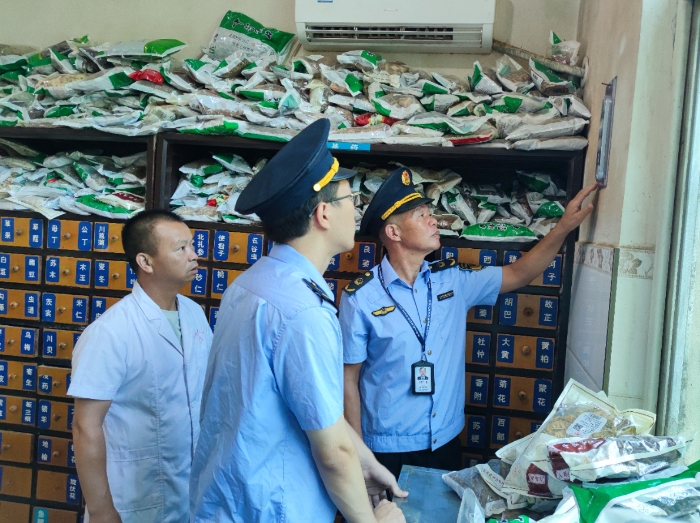 圖為該局執(zhí)法人員在一家零售藥店檢查中藥飲片儲存環(huán)境溫濕度。（鄢國卿 攝）