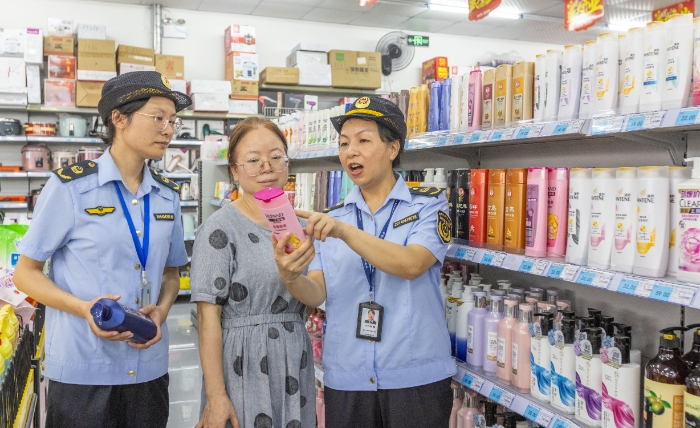 圖為該局執(zhí)法人員在轄區(qū)一家超市化妝品專柜抽查洗發(fā)水情況。（黃勝林 攝）