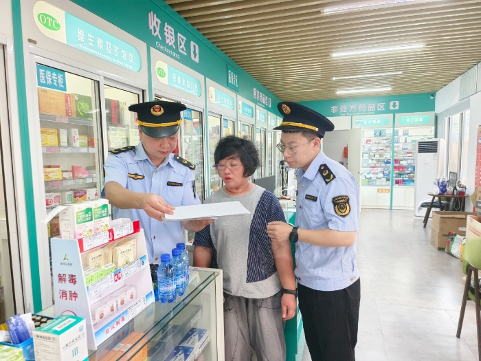 圖為該局執(zhí)法人員在一家藥店現(xiàn)場檢查其經(jīng)銷臺(tái)賬記錄的相關(guān)信息等。