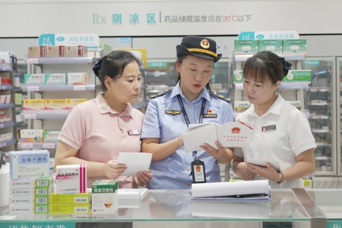 圖為8月28日，該局執(zhí)法人員向藥店經(jīng)營(yíng)者解讀《藥品管理法》。（劉曉紅 董黎攝）.jpg