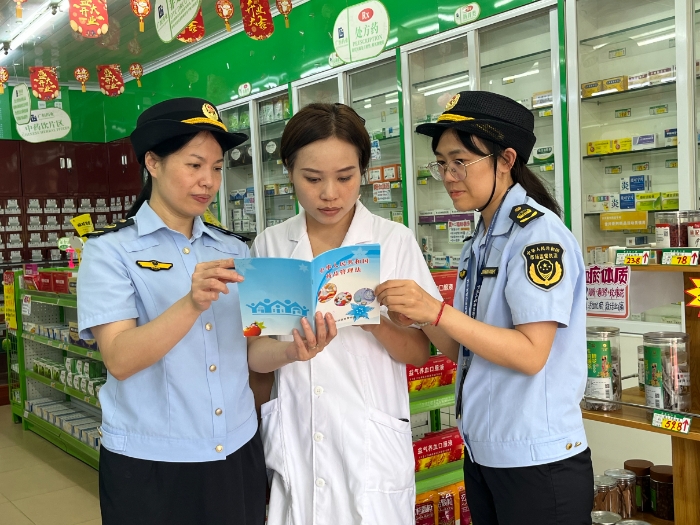 圖為8月28日，該局執(zhí)法人員會(huì)同上思縣市場(chǎng)監(jiān)管局在一家藥店向從業(yè)人員派發(fā)宣傳資料。（廖開(kāi)軍 凌莉萍 攝）