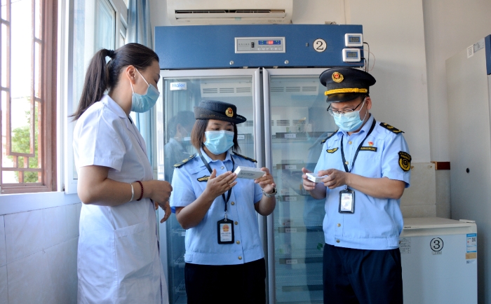 圖為8月28日，該局執(zhí)法人員在一家鄉(xiāng)鎮(zhèn)衛(wèi)生院檢查疫苗儲存情況。（文光輝　攝）