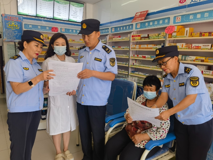 圖為該局執(zhí)法人員在一家藥店開(kāi)展普法宣傳活動(dòng)。