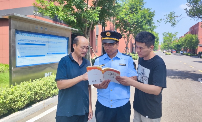 圖為第五分局向企業(yè)和社會公眾普及藥械化相關法律法規(guī)。（楊永波 攝）