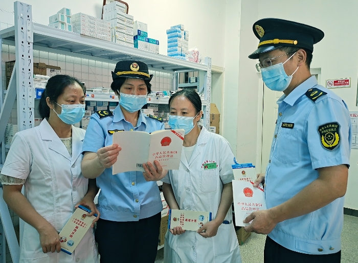 圖為8月29日，該局監(jiān)管人員在醫(yī)療機(jī)構(gòu)宣傳《藥品管理法》。