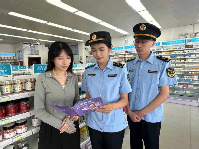 圖為8月28日，該局工作人員向購買藥品的群眾進(jìn)行藥品相關(guān)法律宣貫。