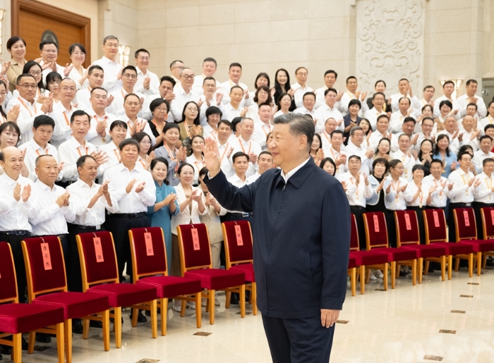 9月9日，黨和國家領(lǐng)導人習近平、李強、蔡奇、丁薛祥等在北京接見參加慶祝第四十個教師節(jié)暨全國教育系統(tǒng)先進集體和先進個人表彰活動代表。新華社記者 李濤 攝