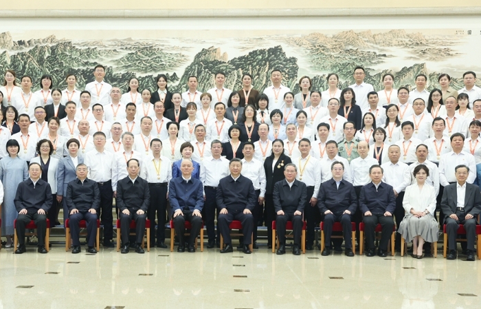 9月9日，黨和國家領(lǐng)導人習近平、李強、蔡奇、丁薛祥等在北京接見參加慶祝第四十個教師節(jié)暨全國教育系統(tǒng)先進集體和先進個人表彰活動代表。新華社記者 鞠鵬 攝