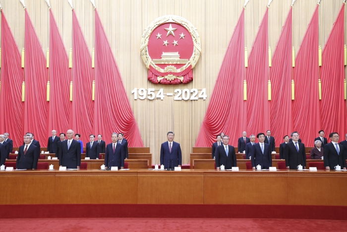 9月14日上午，中共中央、全國人大常委會在北京人民大會堂隆重舉行慶祝全國人民代表大會成立70周年大會。習(xí)近平、李強、趙樂際、王滬寧、蔡奇、丁薛祥、李希、韓正等出席大會。新華社記者 鞠鵬 攝