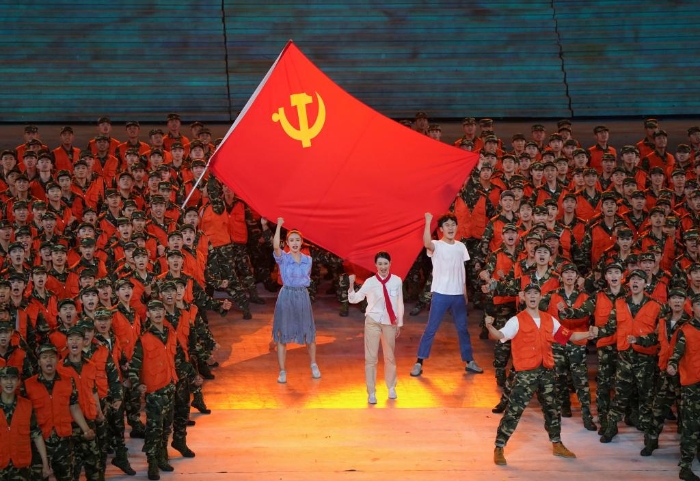 2021年6月28日晚，慶祝中國共產(chǎn)黨成立100周年文藝演出《偉大征程》在北京國家體育場盛大舉行。這是情景舞蹈《黨旗在我心中》。新華社記者殷博古 攝