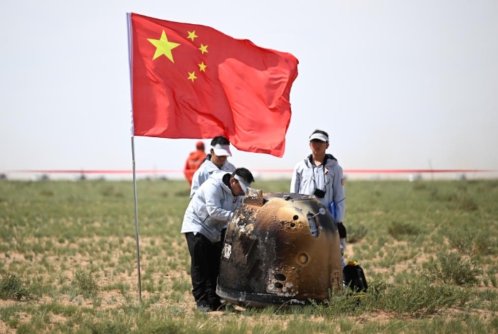 6月25日14時7分，嫦娥六號返回器攜帶來自月背的月球樣品安全著陸在內(nèi)蒙古四子王旗預(yù)定區(qū)域，探月工程嫦娥六號任務(wù)取得圓滿成功。新華社記者 貝赫 攝
