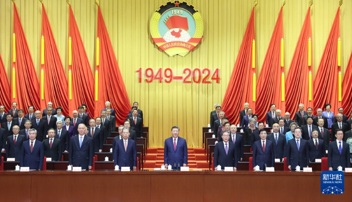 9月20日上午，中共中央、全國(guó)政協(xié)在全國(guó)政協(xié)禮堂隆重舉行慶祝中國(guó)人民政治協(xié)商會(huì)議成立75周年大會(huì)。習(xí)近平、李強(qiáng)、趙樂(lè)際、王滬寧、蔡奇、丁薛祥、李希、韓正等出席大會(huì)。新華社記者 鞠鵬 攝