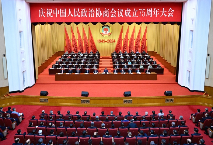 9月20日上午，中共中央、全國(guó)政協(xié)在全國(guó)政協(xié)禮堂隆重舉行慶祝中國(guó)人民政治協(xié)商會(huì)議成立75周年大會(huì)。習(xí)近平、李強(qiáng)、趙樂(lè)際、王滬寧、蔡奇、丁薛祥、李希、韓正等出席大會(huì)。新華社記者 申宏 攝