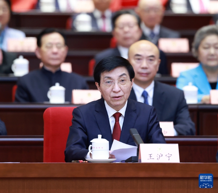 9月20日上午，中共中央、全國(guó)政協(xié)在全國(guó)政協(xié)禮堂隆重舉行慶祝中國(guó)人民政治協(xié)商會(huì)議成立75周年大會(huì)。中共中央政治局常委、全國(guó)政協(xié)主席王滬寧主持大會(huì)。新華社記者 王曄 攝