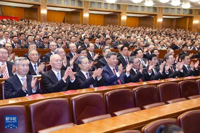 9月29日晚，慶祝中華人民共和國成立75周年音樂會(huì)在京舉行。習(xí)近平、李強(qiáng)、趙樂際、王滬寧、蔡奇、丁薛祥、李希、韓正等黨和國家領(lǐng)導(dǎo)人，同3000多名觀眾一起觀看演出。新華社記者 鞠鵬 攝