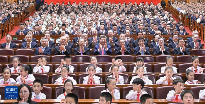 9月29日晚，慶祝中華人民共和國成立75周年音樂會(huì)在京舉行。習(xí)近平、李強(qiáng)、趙樂際、王滬寧、蔡奇、丁薛祥、李希、韓正等黨和國家領(lǐng)導(dǎo)人，同3000多名觀眾一起觀看演出。新華社記者 申宏 攝