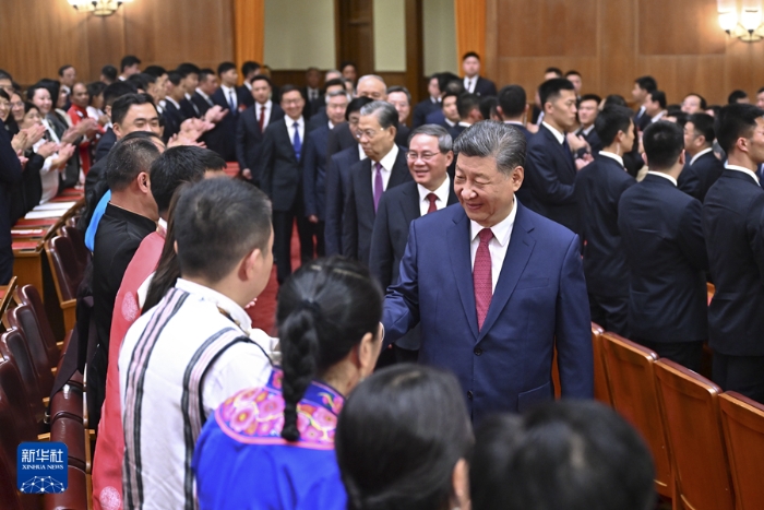 9月29日晚，慶祝中華人民共和國成立75周年音樂會(huì)在京舉行。習(xí)近平、李強(qiáng)、趙樂際、王滬寧、蔡奇、丁薛祥、李希、韓正等黨和國家領(lǐng)導(dǎo)人，同3000多名觀眾一起觀看演出。新華社記者 燕雁 攝