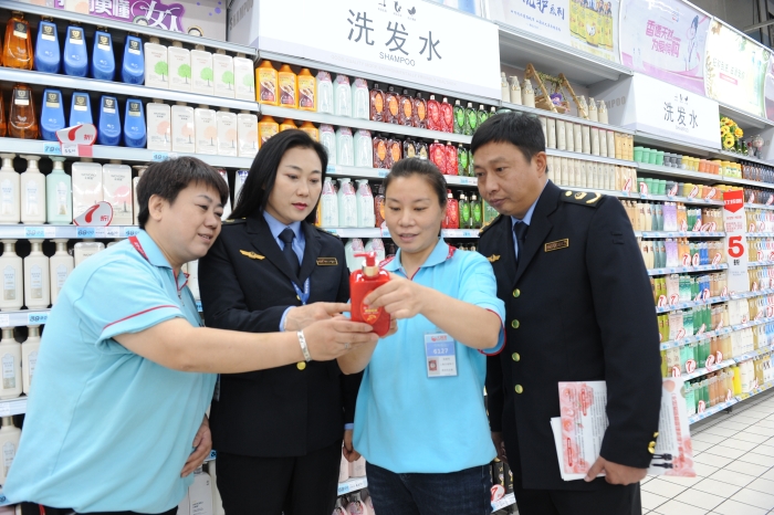 圖為該局工作人員在檢查洗發(fā)用化妝品。（孫淵 吳進(jìn)斌 攝）