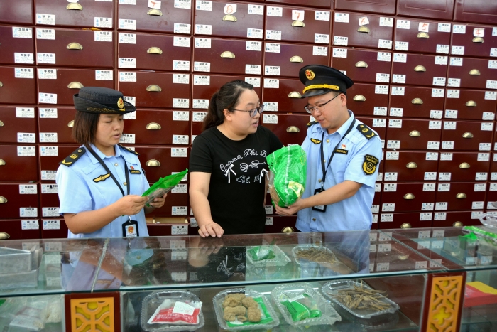 圖為10月9日，該局青羊鎮(zhèn)市場監(jiān)管所執(zhí)法人員在一家藥店檢查中藥飲片是否變質(zhì)。（文光輝 攝）