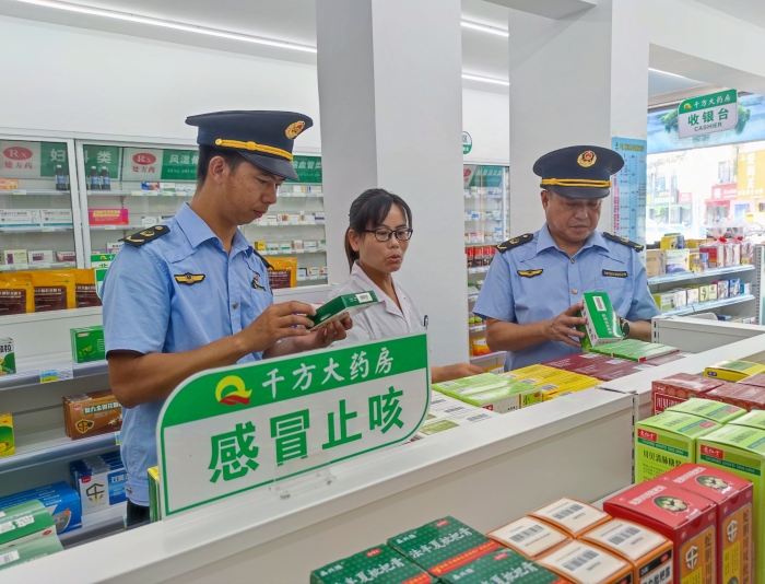 圖為該局執(zhí)法人員在一家藥店檢查感冒藥質(zhì)量。（鄢國卿 攝）
