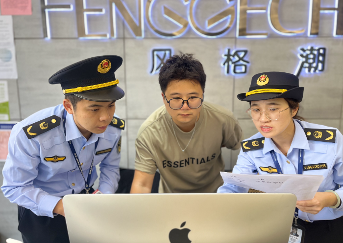 圖為該局執(zhí)法人員在一家美發(fā)店內(nèi)開展檢查。（孫俊輝 孫建新攝）