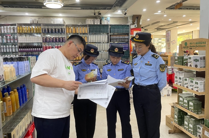 圖為山東濱州開展市縣鄉(xiāng)三級(jí)聯(lián)動(dòng)染發(fā)類化妝品專項(xiàng)檢查。（劉瑾 魯化宣 攝）