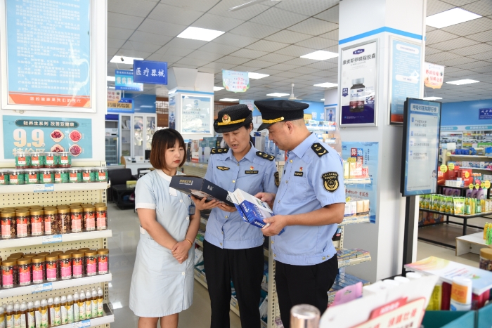 圖為該局執(zhí)法人員在一家醫(yī)療器械經(jīng)營企業(yè)檢查腰椎固定帶的標(biāo)簽標(biāo)識等情況。