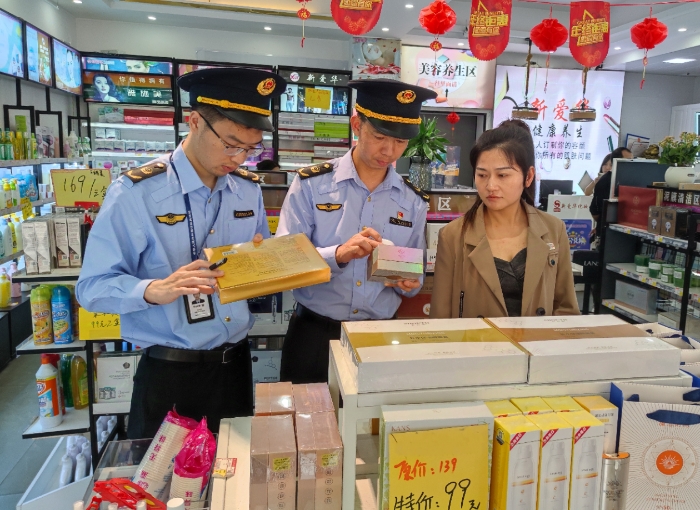 圖為10月21日，該局執(zhí)法人員在一家化妝品專賣店檢查產(chǎn)品質(zhì)量。（通訊員鄢國卿 攝）