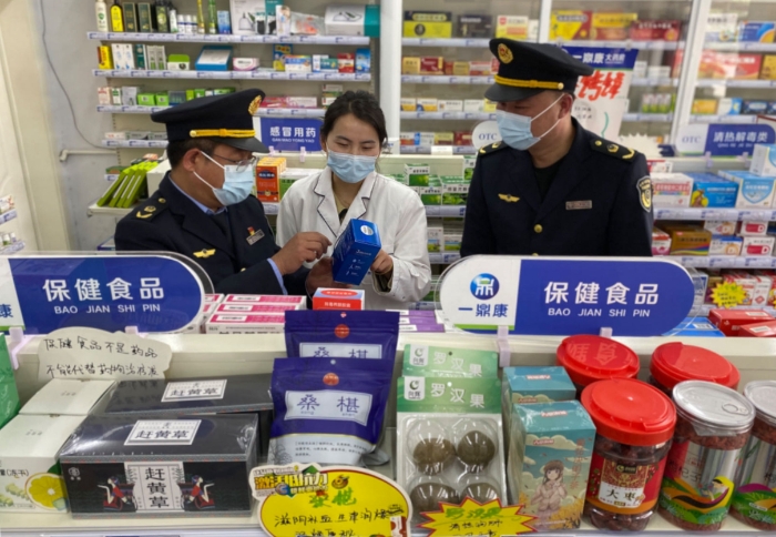 圖為該局淺井市場(chǎng)監(jiān)管所執(zhí)法人員對(duì)農(nóng)村藥房開展藥品安全監(jiān)督檢查。（劉曉紅 趙繼軍 攝）