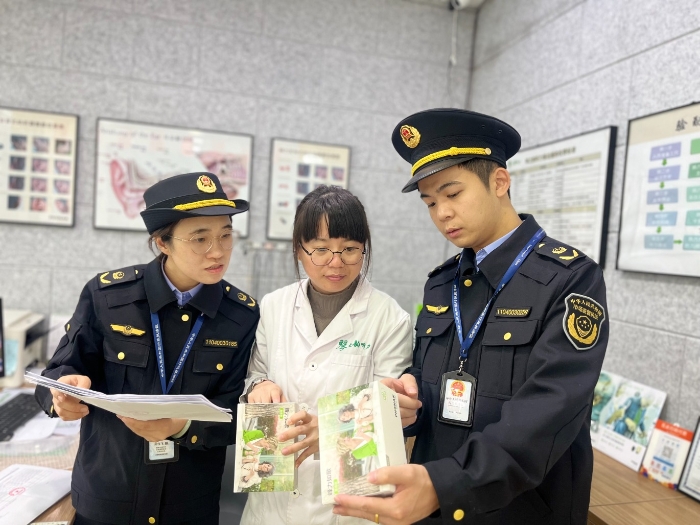 圖為該局執(zhí)法人員在一家助聽(tīng)器專(zhuān)賣(mài)店內(nèi)檢查。（孫俊輝 孫建新攝）