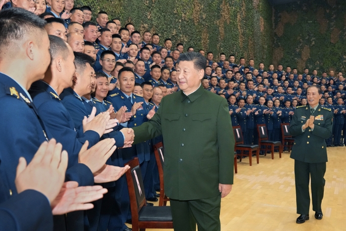 11月4日，中共中央總書(shū)記、國(guó)家主席、中央軍委主席習(xí)近平到空降兵軍視察。這是習(xí)近平親切接見(jiàn)空降兵軍官兵代表。新華社記者 李剛 攝