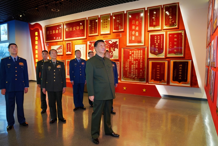 11月4日，中共中央總書(shū)記、國(guó)家主席、中央軍委主席習(xí)近平到空降兵軍視察。這是習(xí)近平參觀空降兵軍軍史館。新華社記者 李剛 攝