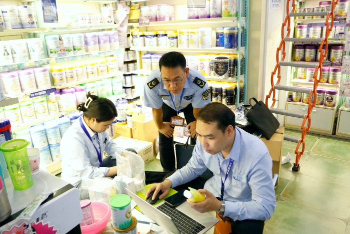 南寧市市場監(jiān)管局到興寧區(qū)某母嬰用品店開展兒童化妝品監(jiān)督抽檢。（何正君 攝）