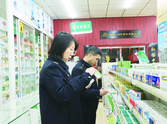 圖①為2024年1月23日，在“年關(guān)守護（2024）”專項行動中，衡陽市市場監(jiān)管局工作人員在零售藥店開展檢查。