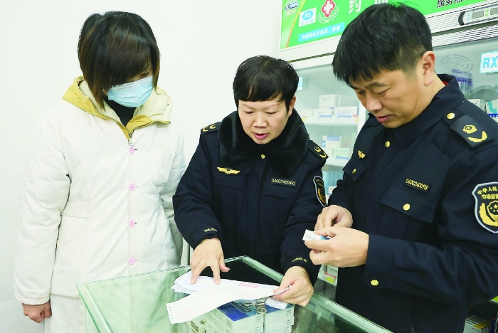 圖②為2024年1月30日，在藥品檢查專項行動中，衡陽市市場監(jiān)管局工作人員正在零售藥店查看臺賬資料。