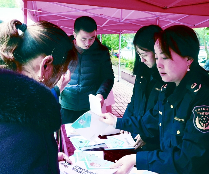 圖③為2023年11月15日，衡陽市市場監(jiān)管局工作人員在安全用藥月啟動儀式現(xiàn)場發(fā)放安全用械科普資料。