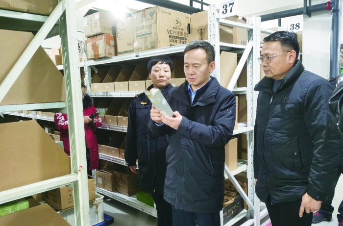 圖為2024年2月2日，為加強(qiáng)化妝品監(jiān)管，湘潭市市場監(jiān)管局黨組書記、局長趙波（中）在湖南開美美妝有限公司督查化妝品安全工作。