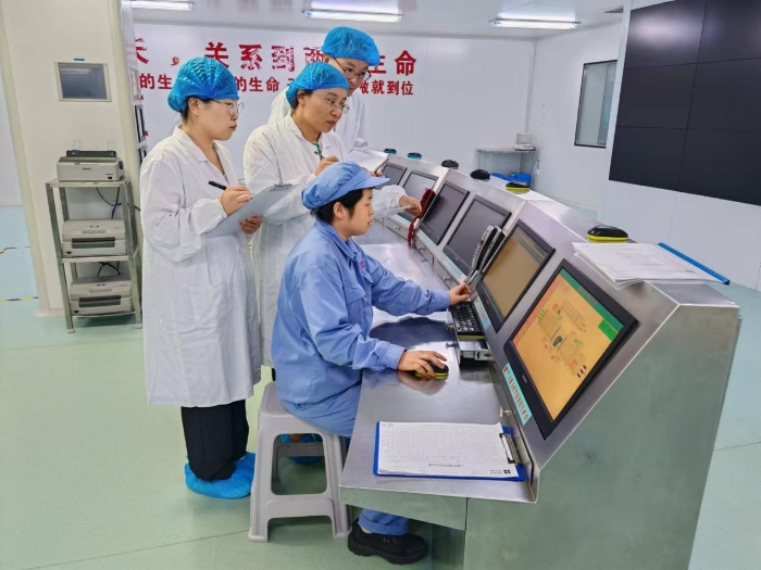 圖為第三分局執(zhí)法人員在一家生產(chǎn)企業(yè)車間現(xiàn)場檢查第二類精神藥品生產(chǎn)過程環(huán)境在線監(jiān)測情況。