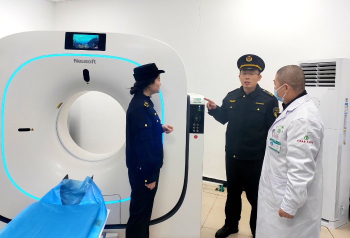圖為執(zhí)法人員在一醫(yī)療器械使用單位檢查X光檢測(cè)儀使用情況。