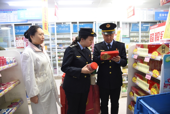 圖為11月29日，開(kāi)封市市場(chǎng)監(jiān)管局城鄉(xiāng)一體化示范區(qū)分局金耀市場(chǎng)監(jiān)管所執(zhí)法人員在一家藥店檢查滋補(bǔ)類(lèi)藥品的包裝、標(biāo)簽。
