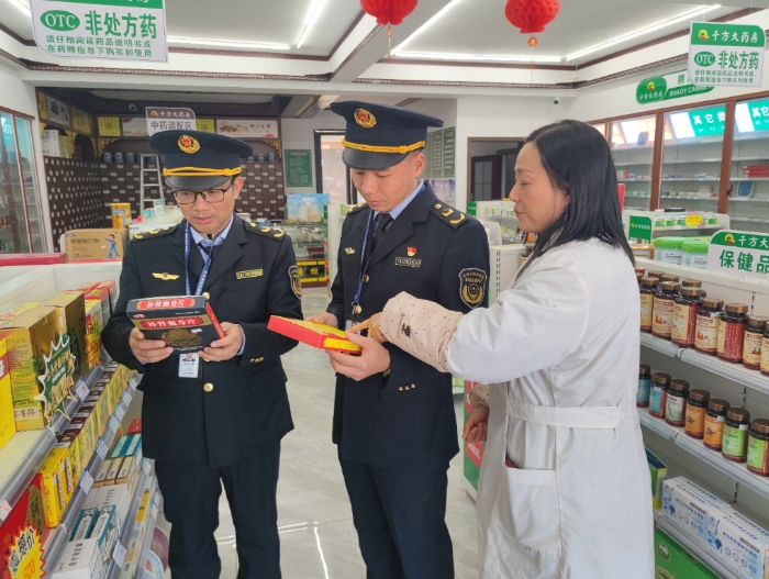 圖為該局執(zhí)法人員在一家藥品零售企業(yè)檢查補血、補氣藥品。（通訊員鄢國卿 攝）