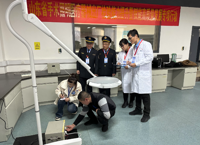 圖為參賽人員正在進(jìn)行手術(shù)輔助照明設(shè)備對地漏電流項目檢驗(yàn)考試。