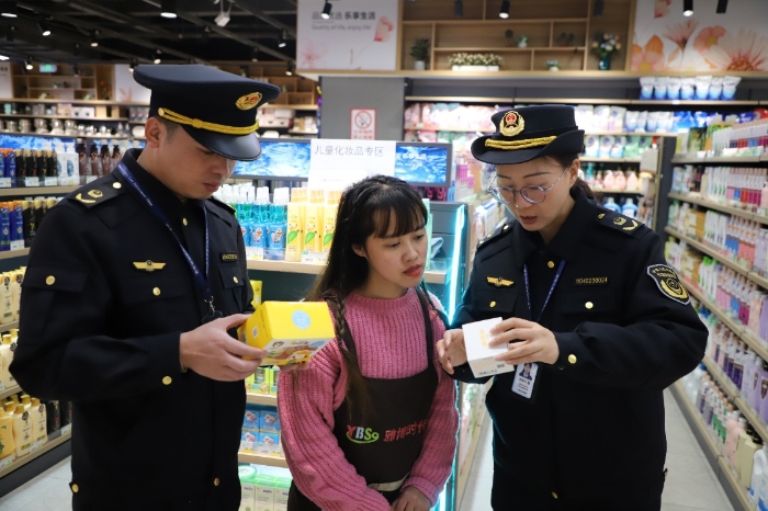 圖為該局執(zhí)法人員在一家商超指導(dǎo)檢查兒童化妝品的標(biāo)簽標(biāo)識(shí)信息。（蔣嬋玨 孫建新 攝）