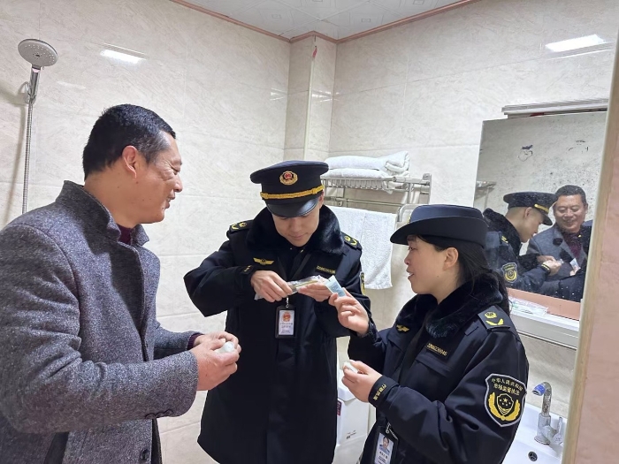 圖為12月10日，該局馬武鎮(zhèn)市場監(jiān)管所執(zhí)法人員在一家賓館檢查化妝品的標(biāo)簽標(biāo)識是否完整。