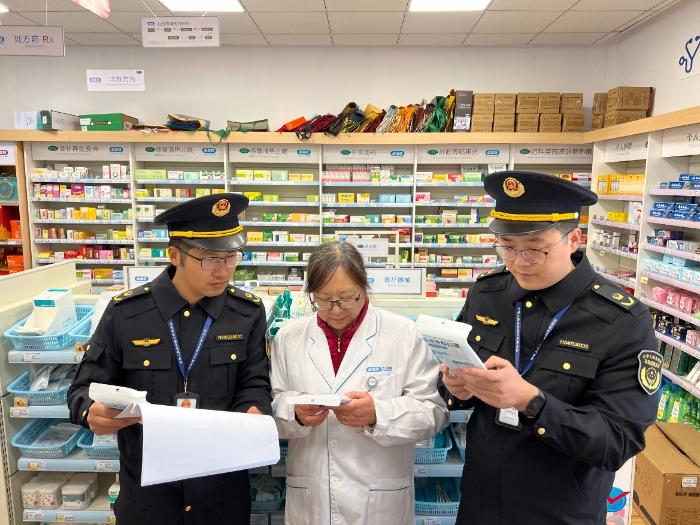 圖為該局執(zhí)法人員在一家藥店檢查冬季常用醫(yī)療器械。（黃元斌 孫建新 攝）