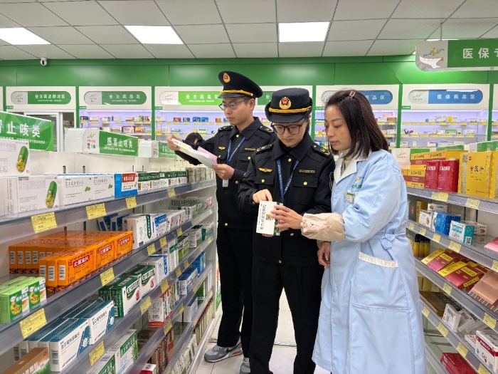 圖為該局執(zhí)法人員在一家藥店對(duì)其經(jīng)銷的冬季藥品進(jìn)行檢查。（李瑤 孫建新 攝）