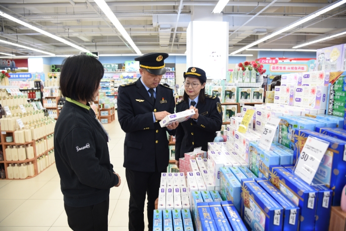 圖為該局執(zhí)法人員在一家超市內(nèi)檢查牙膏的標(biāo)簽標(biāo)識(shí)是否符合要求。